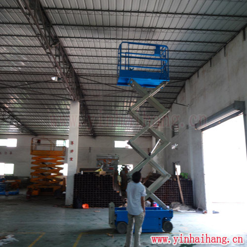 自行走剪叉式升降平臺9