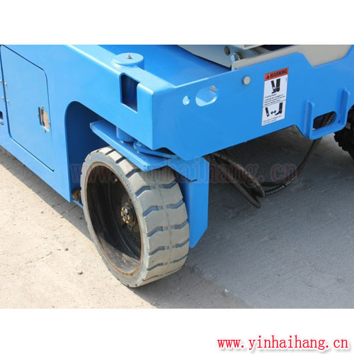 自行剪叉式高空作業(yè)平臺4