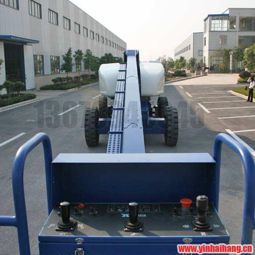 直臂式高空作業(yè)車